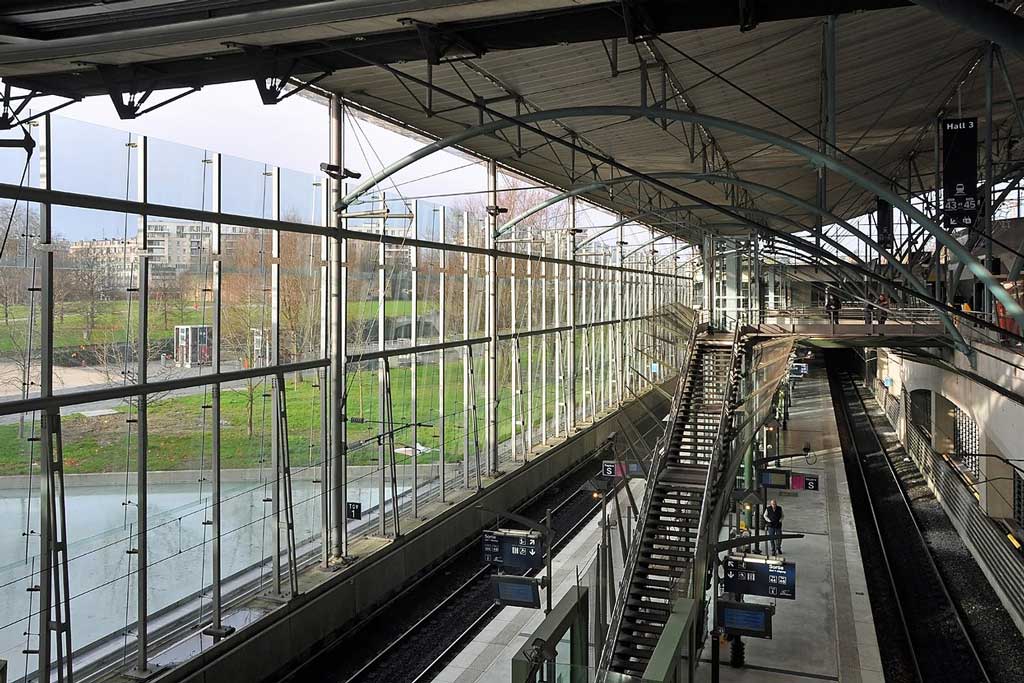 Gare de Lille Europe is a modern railway station dedicated to high-speed rail services. This is where you will arrive if you travel to Lille on the Eurostar. (Photo: Marc Ryckaert [CC BY-SA 3.0])