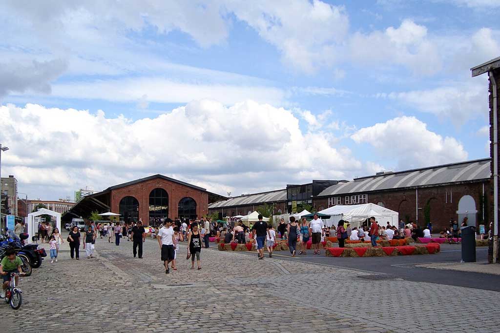 The exterior of the former railway station. (Photo: Velvet [CC BY-SA 3.0])