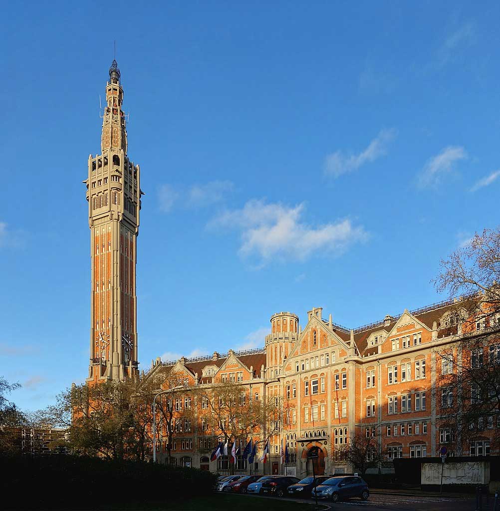 Although it’s barely 100 years old and not as iconic a landmark as the belfry on the Chamber of Commerce, the belfry on the Hôtel de Ville has a UNESCO World Heritage listing. (Photo: Velvet [CC BY-SA 4.0])