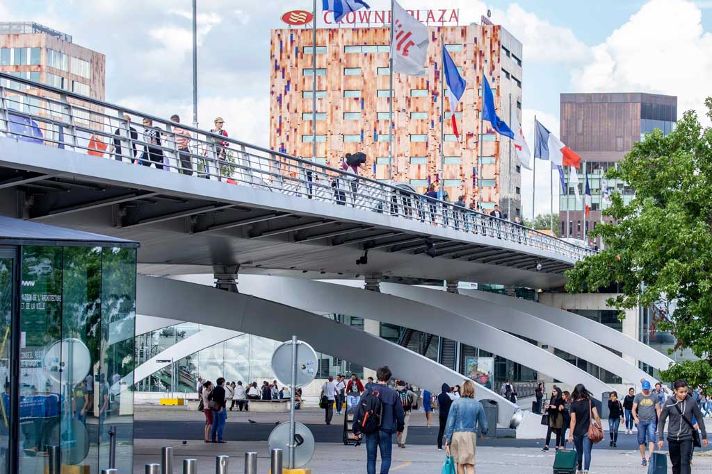 The Hotel Lille Euralille was formerly a Crowne Plaza but is now affiliated with Hilton. The location across from Gare Lille Europe in the Euralille district makes it a popular option for business travellers. 