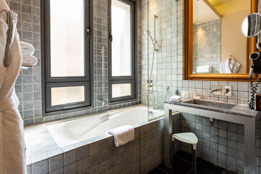 An en suite bathroom. (Photo: Marriott)