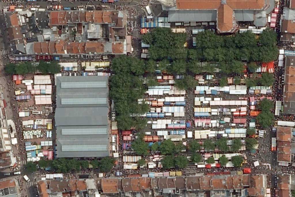 An aerial photo showing the extent of the outdoor stalls on a busy market day. (Photo: IGN [Licence Ouverte])