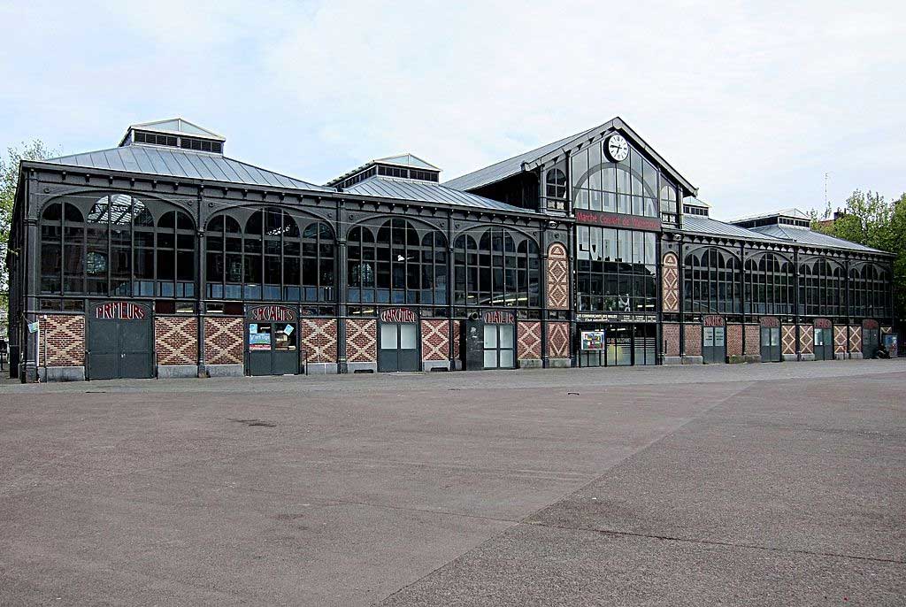 The indoor stalls at Marché de Wazemmes are inside this iron-framed covered market hall. (Photo: Velvet [CC BY-SA 3.0])