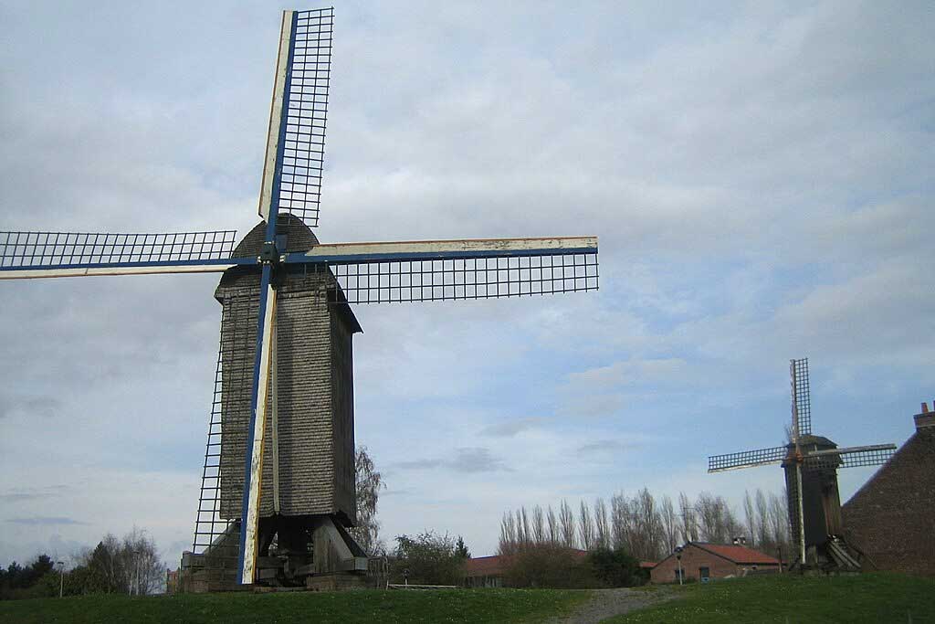 Two 18th-century windmills at the Musée des Moulins Jean-Bruggeman in Villeneuve d'Ascq. (Photo: Jiel Beaumadier [CC BY-SA 3.0])