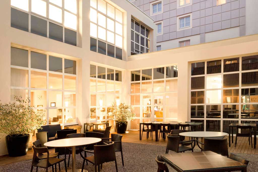 It’s also possible to dine in the hotel’s courtyard. (Photo: ALL – Accor Live Limitless)