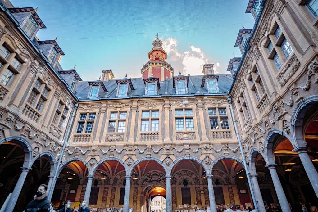 Inside la Vieille Bourse (Photo by Jacques Dillies on Unsplash)