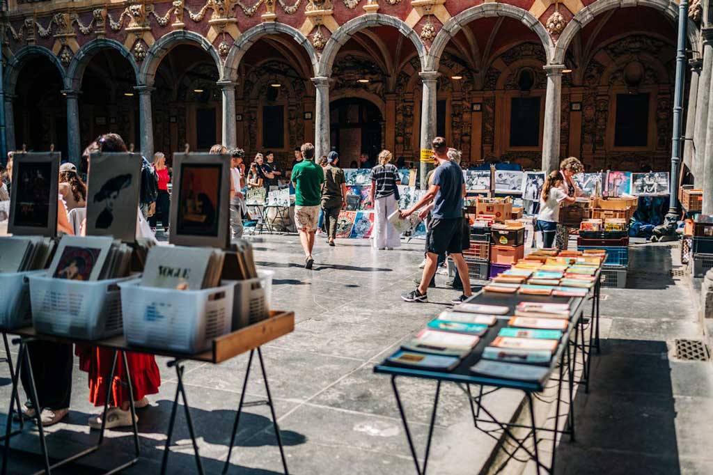 The market inside la Vieille Bourse (Photo by Matteo Angeloni) 