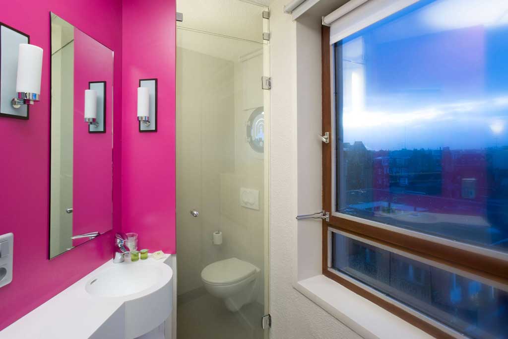 The hot pink feature wall in the en suite bathroom isn’t to everyone’s taste. (Photo: ALL – Accor Live Limitless)